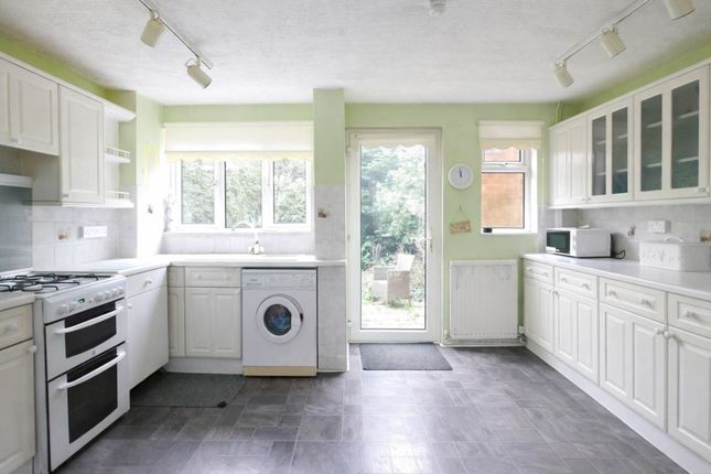 15, Knolles Crescent, Welham Green photo 3
