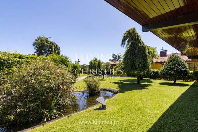 Villa for sale in 4750 Tamel, Portugal