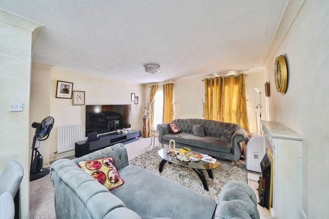 112, Aaron Hill Road, London photo 3