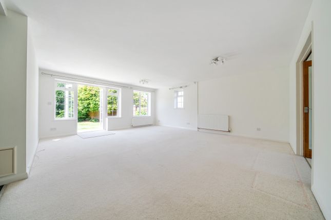 24, Phillips Close, Godalming photo 2