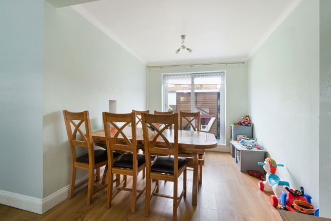 134, Preston Lane, Tadworth photo 4