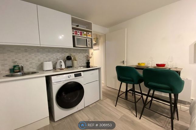 Flat, Walworth Road, London photo 2