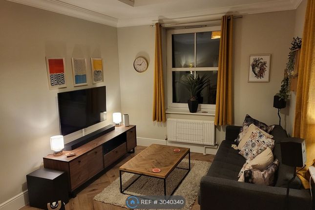 Apartment  Westbury Gardens, A Spen Lane, Leeds photo 3