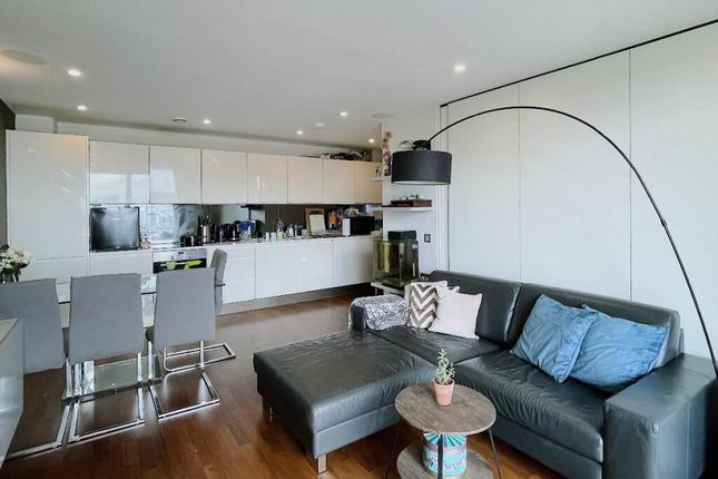 Flat to rent in Wharf Street, London