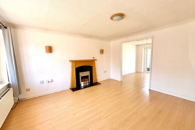 4, Warrington photo 2