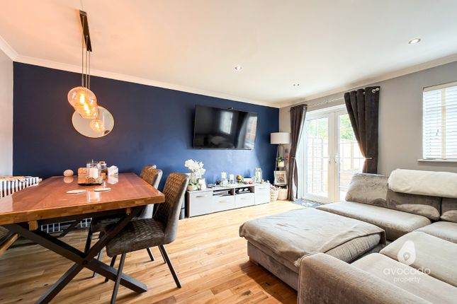 3, Coombe Pine, Berkshire photo 3