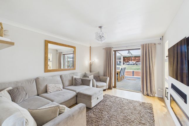 53 Devonshire Gardens, Bursledon, Southampton photo 4