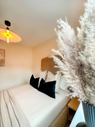 Flat to rent in French Barn Lane, Manchester