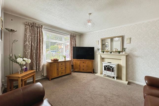 75, Milldale Crescent, Fordhouses, Wolverhampton photo 2