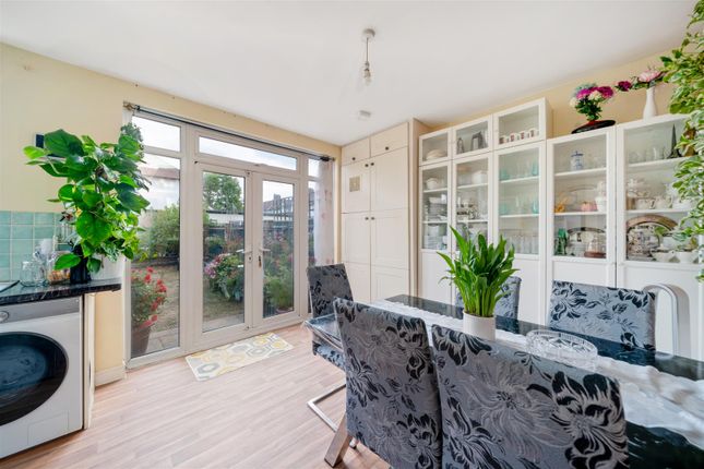 10, Hartland Way, Morden photo 4