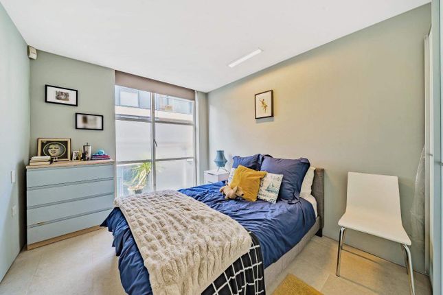 Flat for sale in Pear Tree Street, London