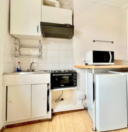 Mews house to rent in Kingsland High Street, London