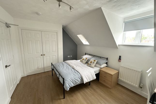 room 4, PETERBOROUGH photo 2
