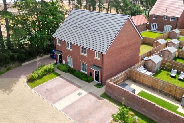 31 Beaufort Park, Wokingham, Berkshire photo 2