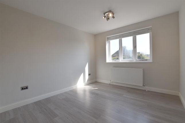 Property to rent in Frenches Court, Redhill