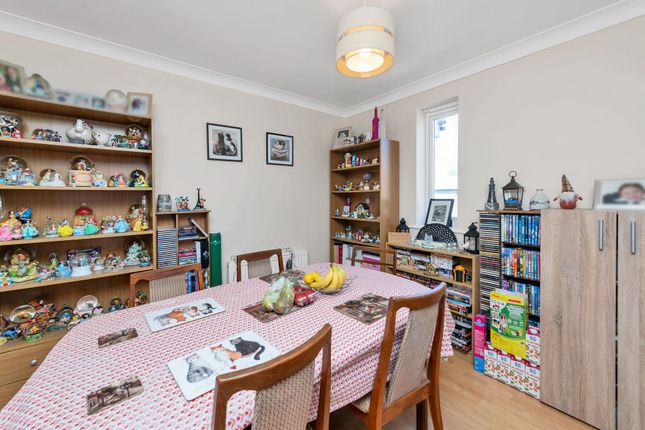 6 Pippin Grove, Royston photo 4