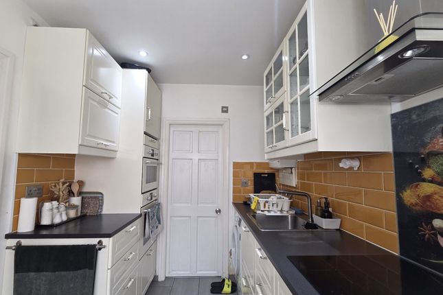 62, Canterbury Avenue, Slough photo 3