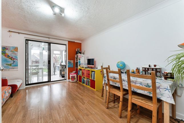16, Ashley Gardens, Ely photo 2
