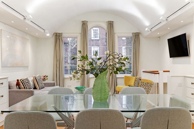 St. Petersburgh Mews, London photo 2