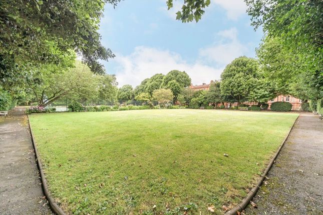 Flat 18, Gainsborough Mansions, Queen's Club Gardens, London photo 4
