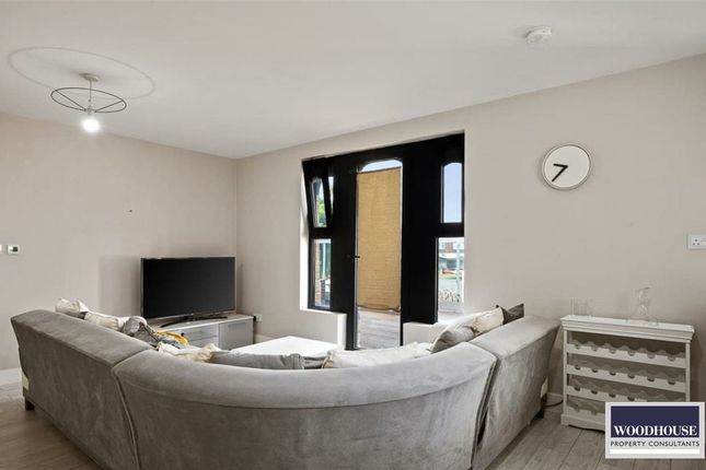 Flat 5, The Pond House, Turners Hill, Cheshunt photo 4