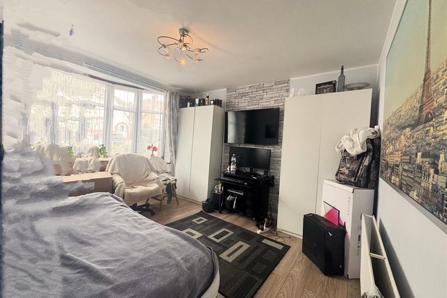 27, Carr Road, Northolt photo 4