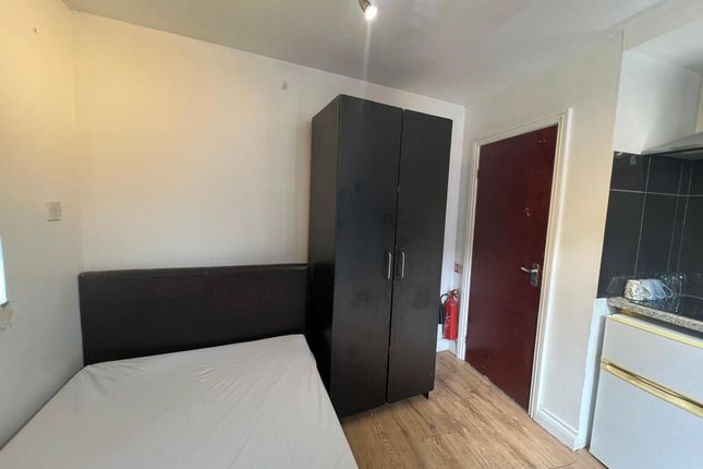 Studio to rent in Brays Lane, Coventry