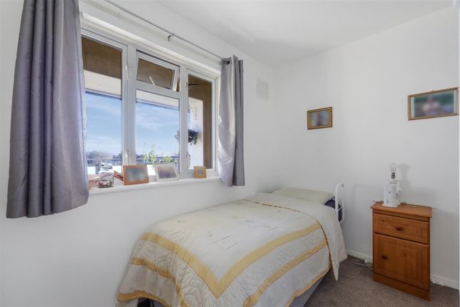 Flat for sale in Hildenley Close, Merstham, Redhill