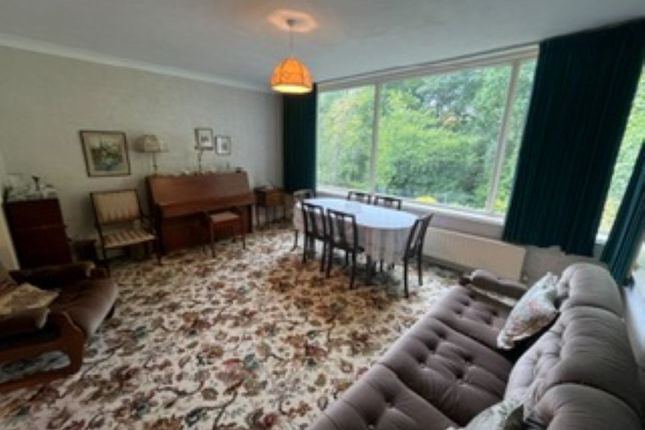 34, Lordswood Gardens, Southampton photo 3