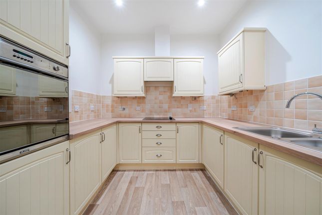 30 Hascombe Court, Somerleigh Road, Dorchester photo 4
