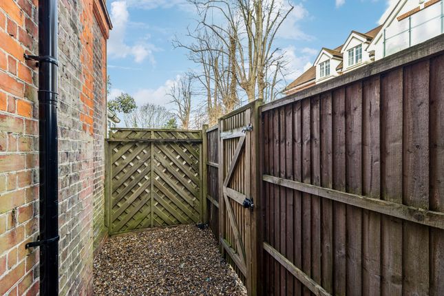 Flat 2, 126 Aldenham Road, Bushey, Bushey photo 4