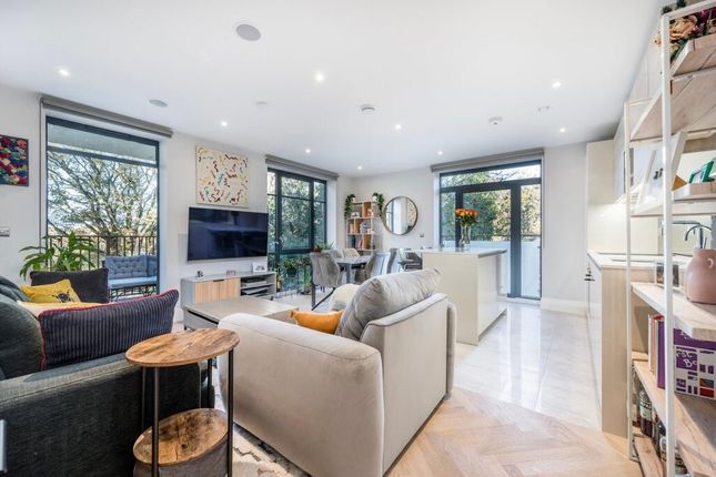 Flat 15, 71, Holden Road, London photo 3