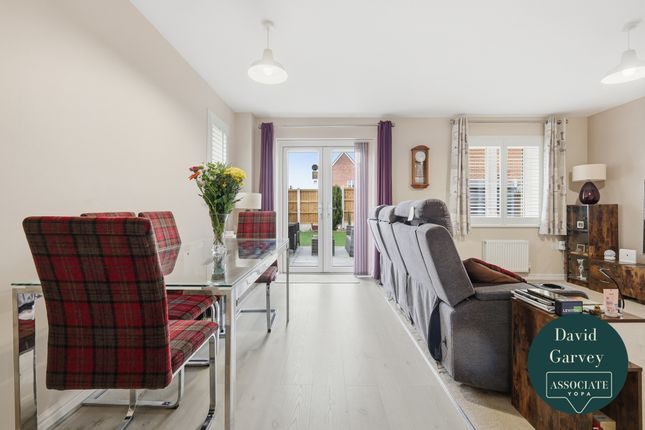20, Leaf Hill Drive, Romford photo 3