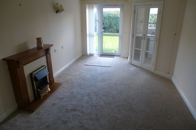 Flat to rent in Velindre Road, Whitchurch, Cardiff