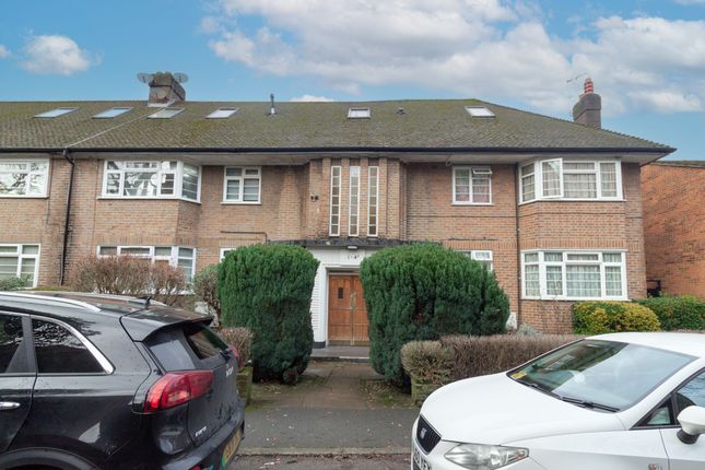 4 Heronsgate, Edgware photo 2