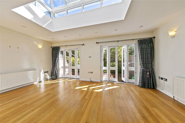 339, Sandycombe Road, Surrey photo 2