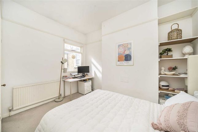 Flat to rent in Ommaney Road, London