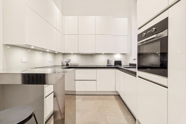 Maisonette to rent in Gloucester Square, London W2.