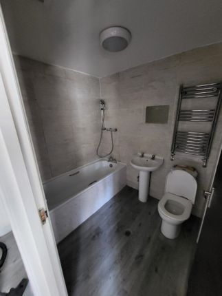Eton Avenue, Hounslow photo 5