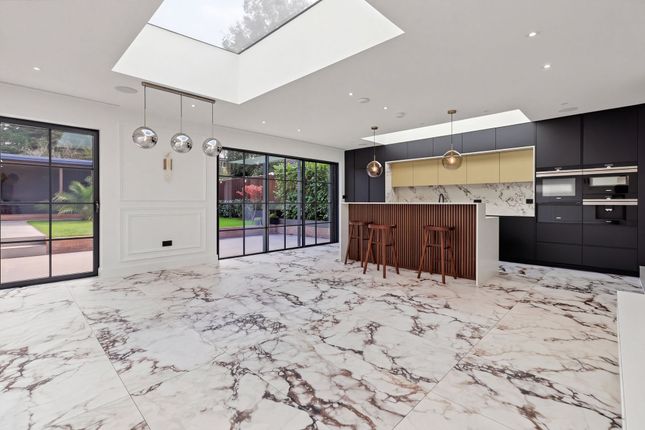 17 Cowley Crescent, Walton-On-Thames photo 3