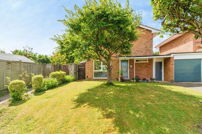 7, Lyndhurst Close, Hampshire photo 2