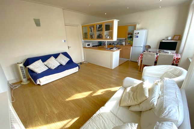 Flat 4, 28 St Georges Drive, London photo 3