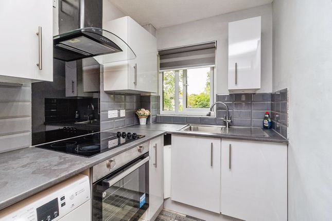 Flat for sale in Oak Close (Priory Park), Dunstable