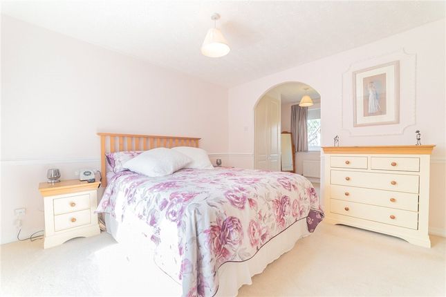 7, Bacon Close, Sandhurst photo 5