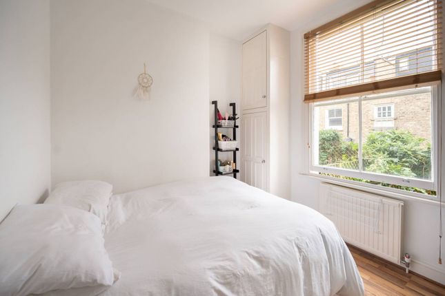 Thumbnail Flat to rent in Linden Gardens, Chiswick, London