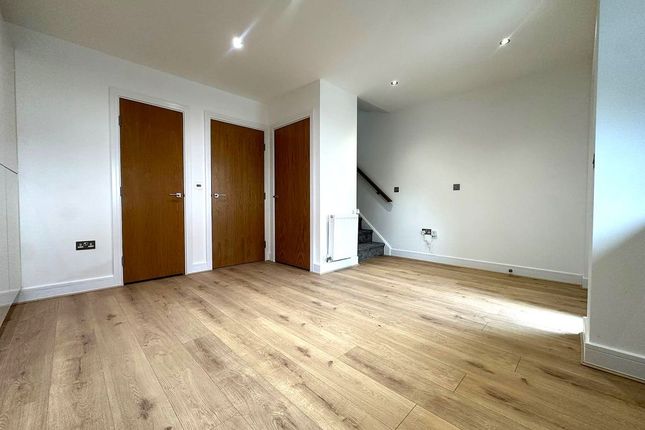 2 Severin Court, East Street, London photo 3