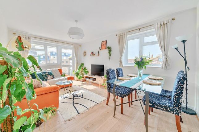 Flat for sale in Surbiton, Kingston Upon Thames