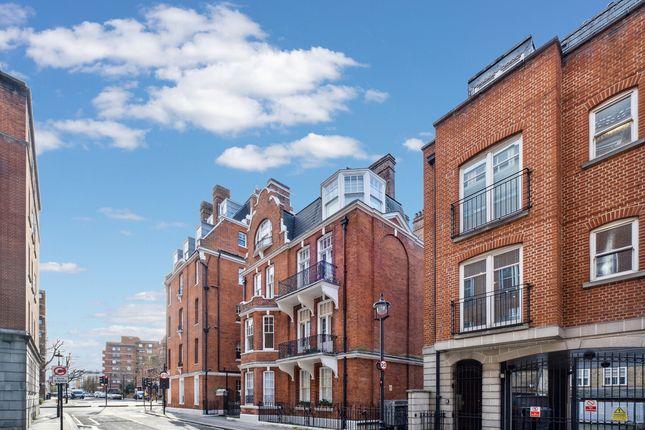 Flat for sale in Bloomburg Street, London