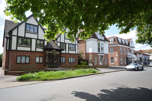 Thumbnail Flat to rent in Warwick Road, Beaconsfield
