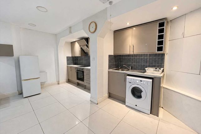 Basement Flat 5A, Castlehill Parade, West Ealing photo 5